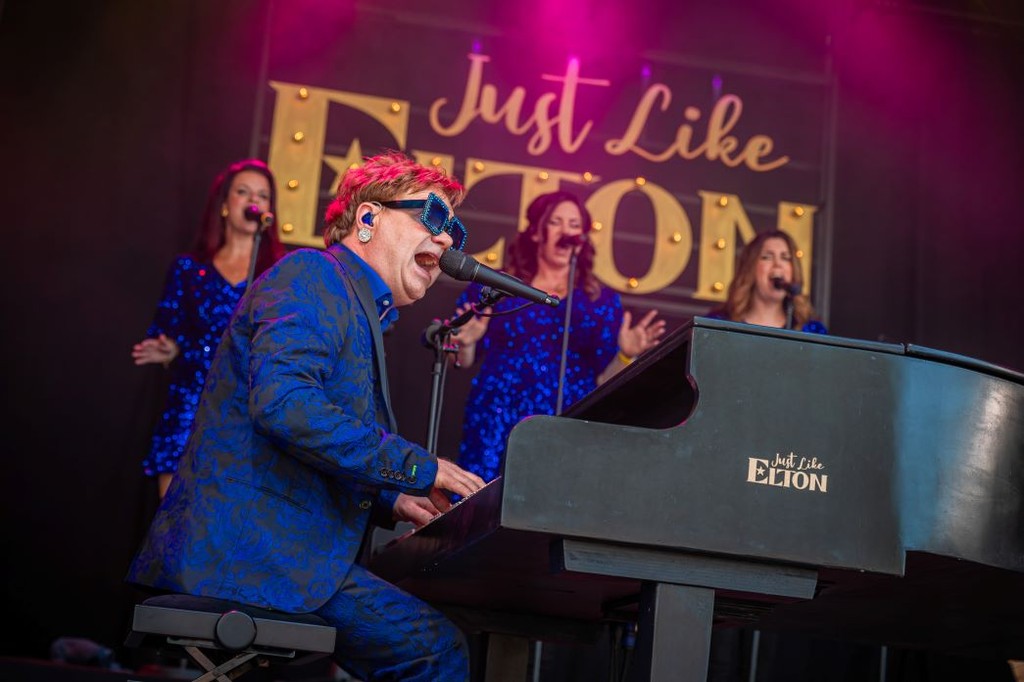 Opening Visserijdagen met Just Like Elton John & DJ Vivaro in Harlingen